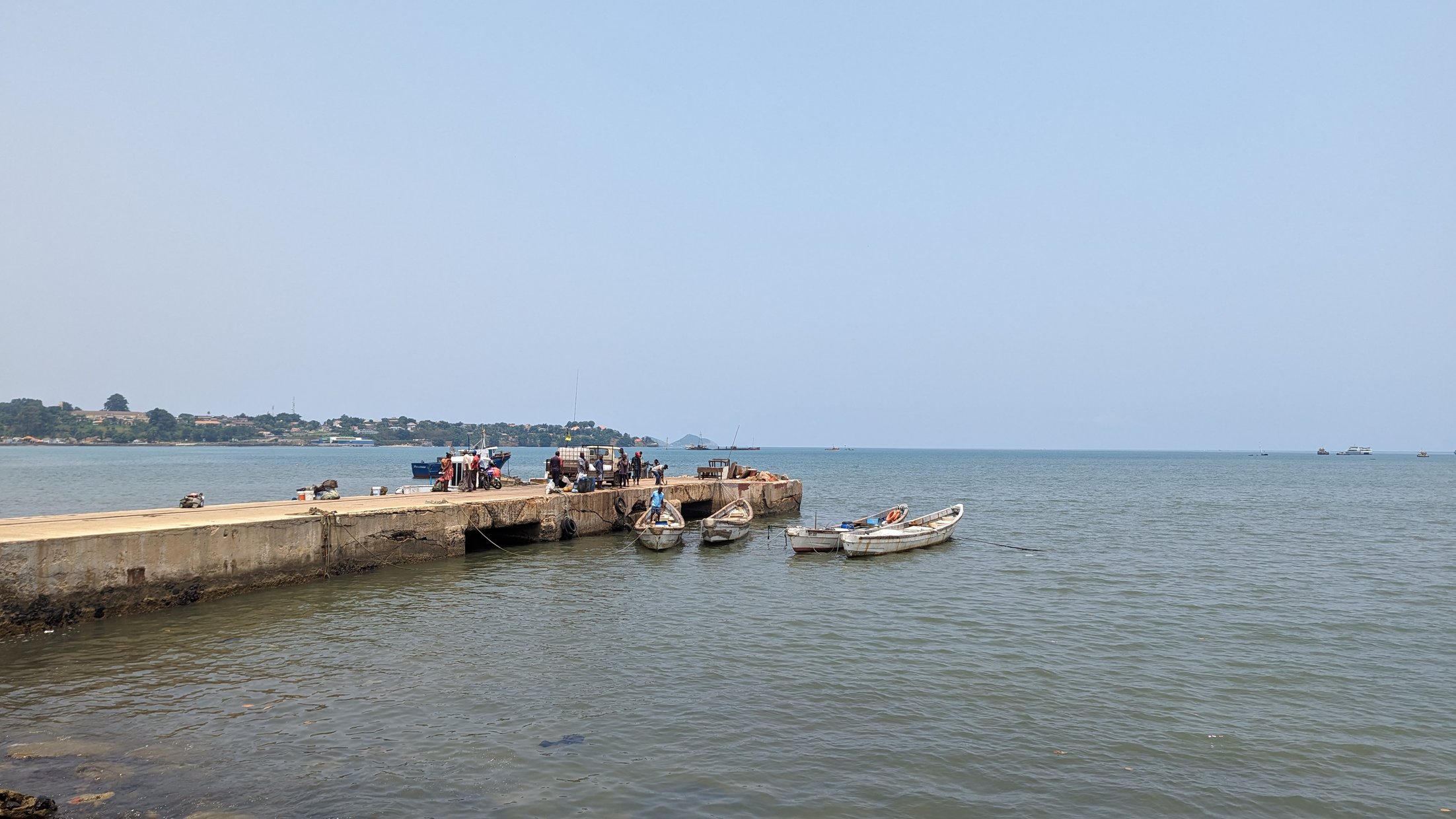 r1J6C7gHTVG6S-UtEGQt3A Der kleine Hafen von Sao Tome Stadt